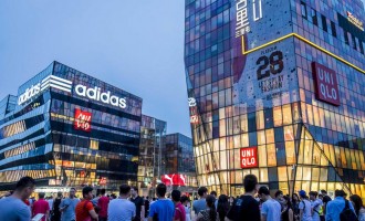 优衣库：人们在“囚禁中交配”
