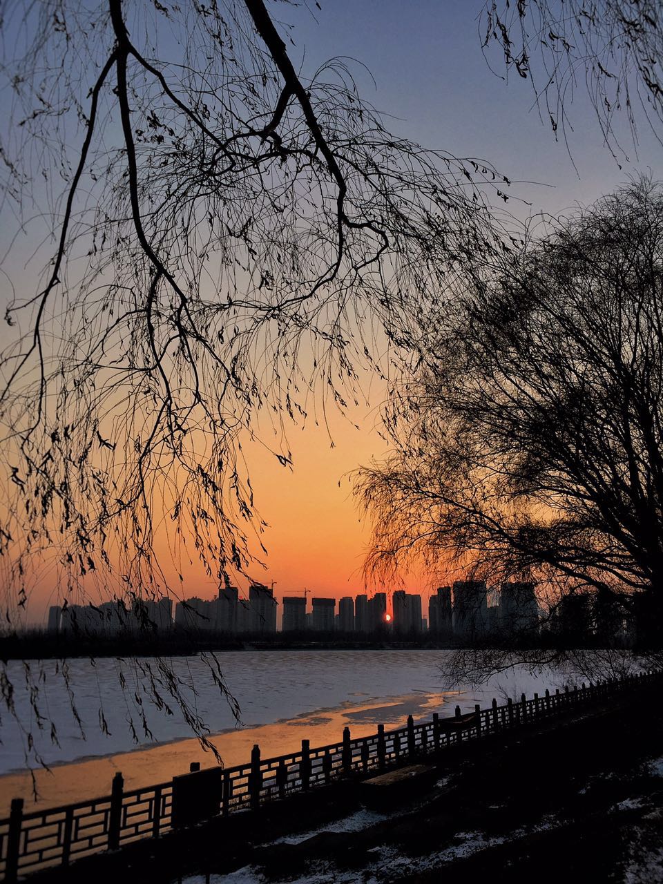 冬日沈阳：余晖洒在浑河上