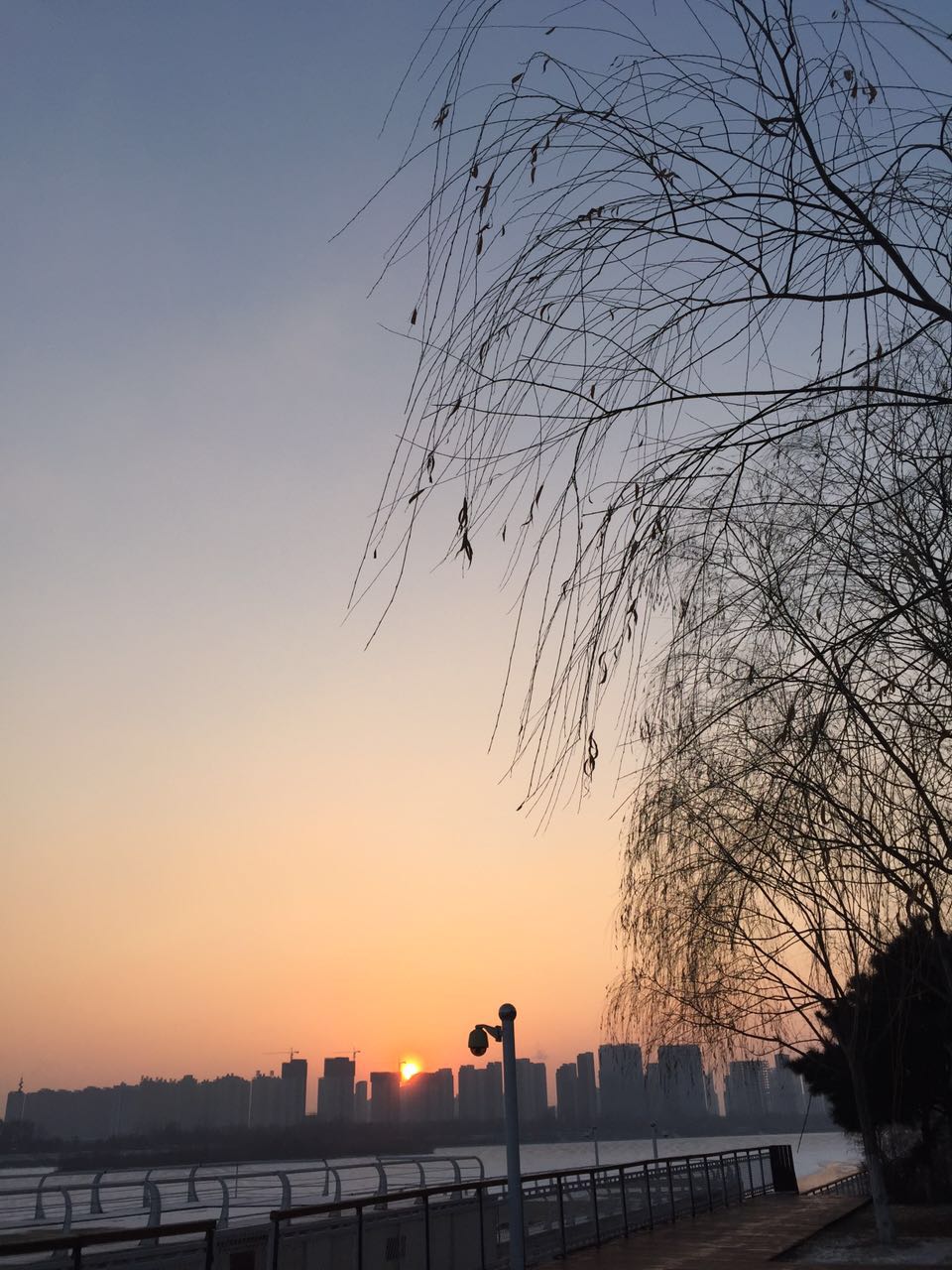 冬日沈阳：余晖洒在浑河上