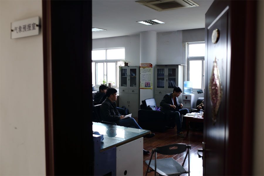 王亚林正在参加工作例会。工作例会一般每半个月召开一次，由科长负责对当前工作进行部署。
