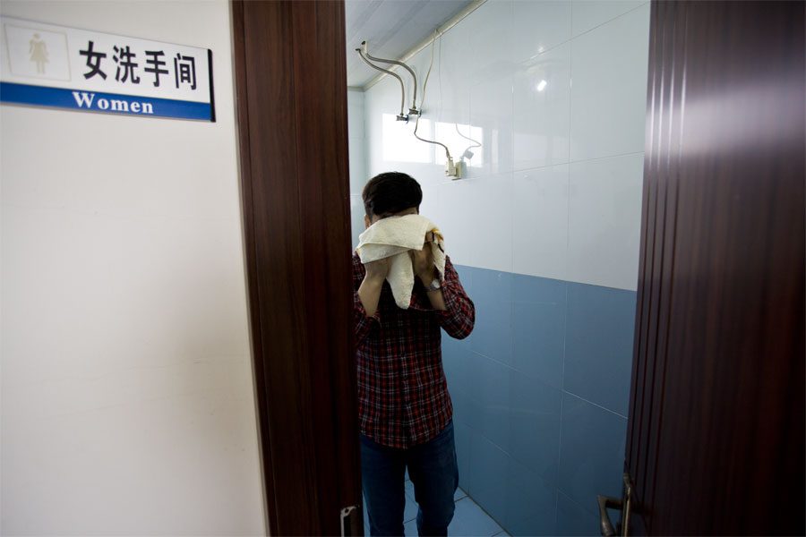 王亚林匆忙洗漱一下，驱除身体的疲惫，等下要准备进行交接班。由于气象台内全部是男同志，因此，女卫生间也被“征用”作为洗漱间使用。