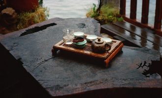 清茶一壶酒一杯