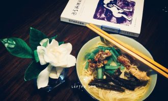 谁会用浮夸文风去讲荒诞故事