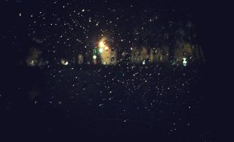 我见过凌晨六点下着雨的街