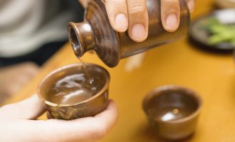 如今过年，忆不得那杯浊酒香