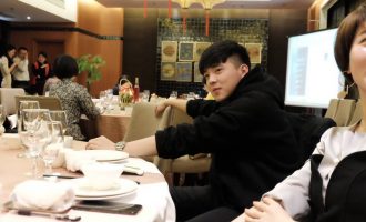 我为什么要在年会表演吹瓶？