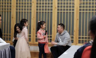 如何克服登台表演时的紧张情绪？