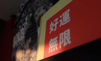 落在书架上的晨光，让我想起了一首背不全的旧诗